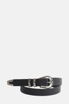 Zwarte riem van ONLY met zilveren details, opgerold weergegeven.