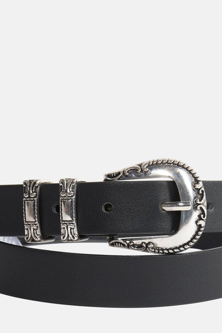 ONLY® zwarte riem met decoratieve zilverkleurige metalen gesp en riemlussen.