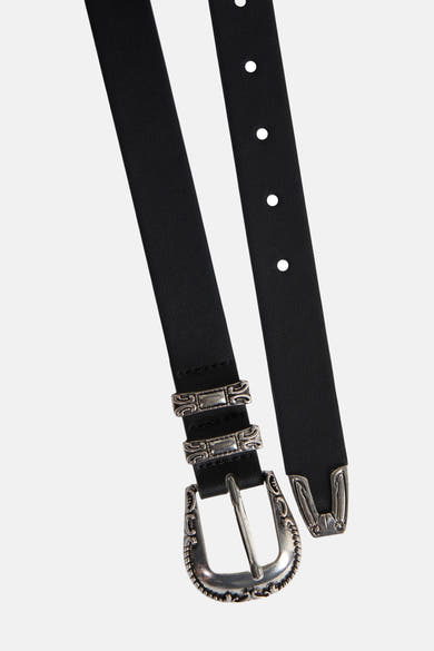 Zwarte riem van ONLY, met zilveren gesp en versierd met decoratieve motieven, op een lichte achtergrond.