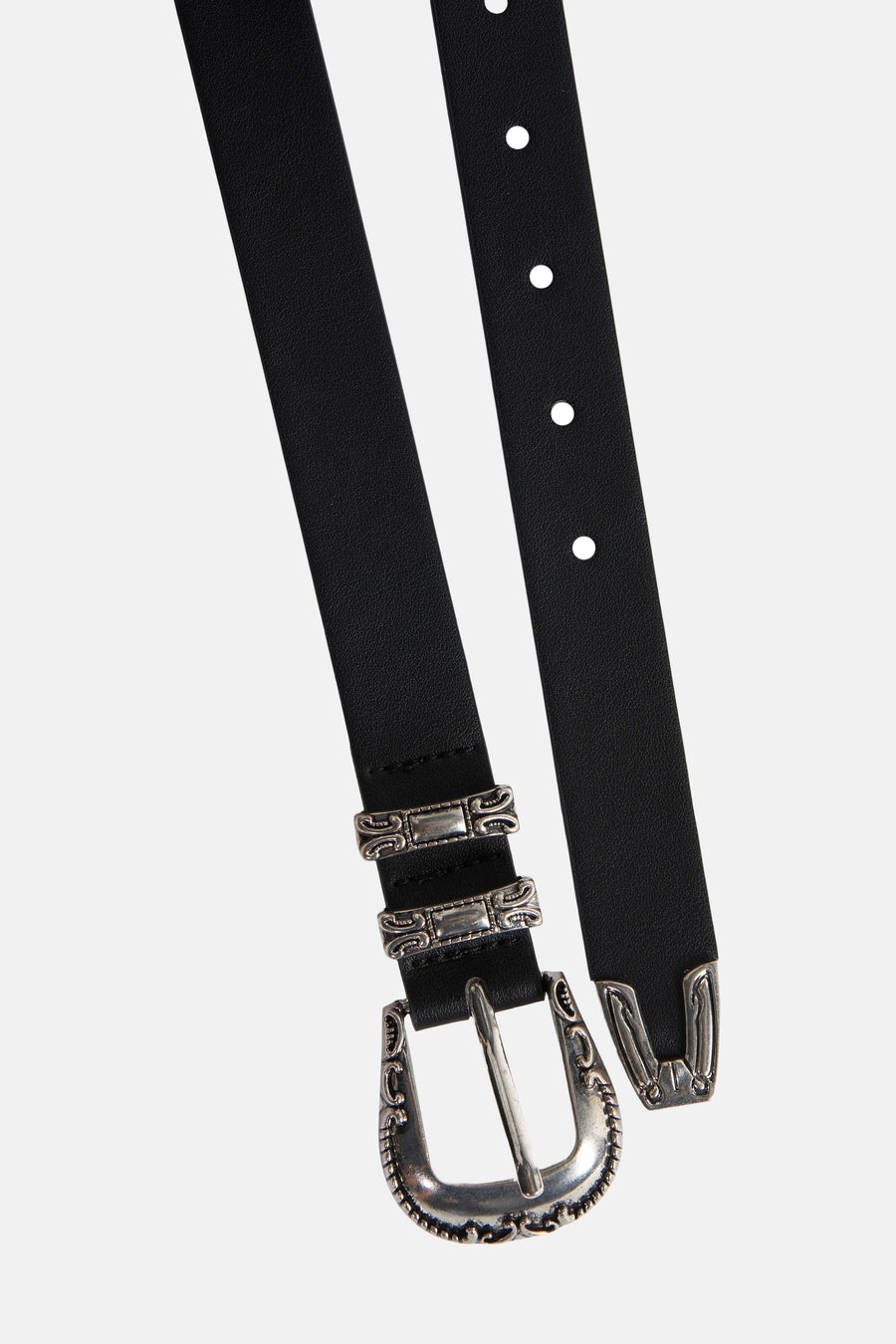 Zwarte riem van ONLY, met zilveren gesp en versierd met decoratieve motieven, op een lichte achtergrond.