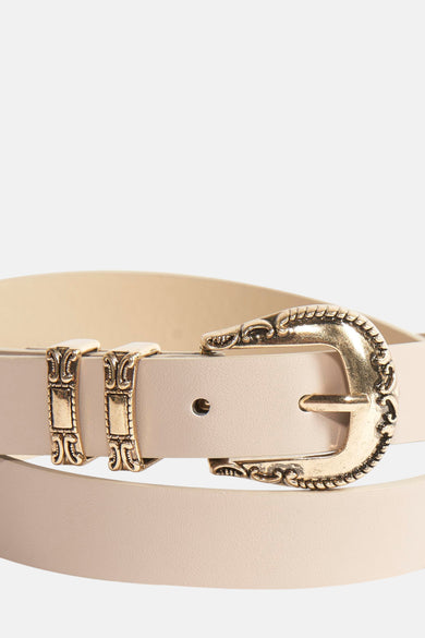 Beige riem van ONLY® met gouden metalen gesp en decoratieve lusjes, close-up.