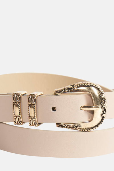 Beige riem van ONLY® met gouden metalen gesp en decoratieve lusjes, close-up.