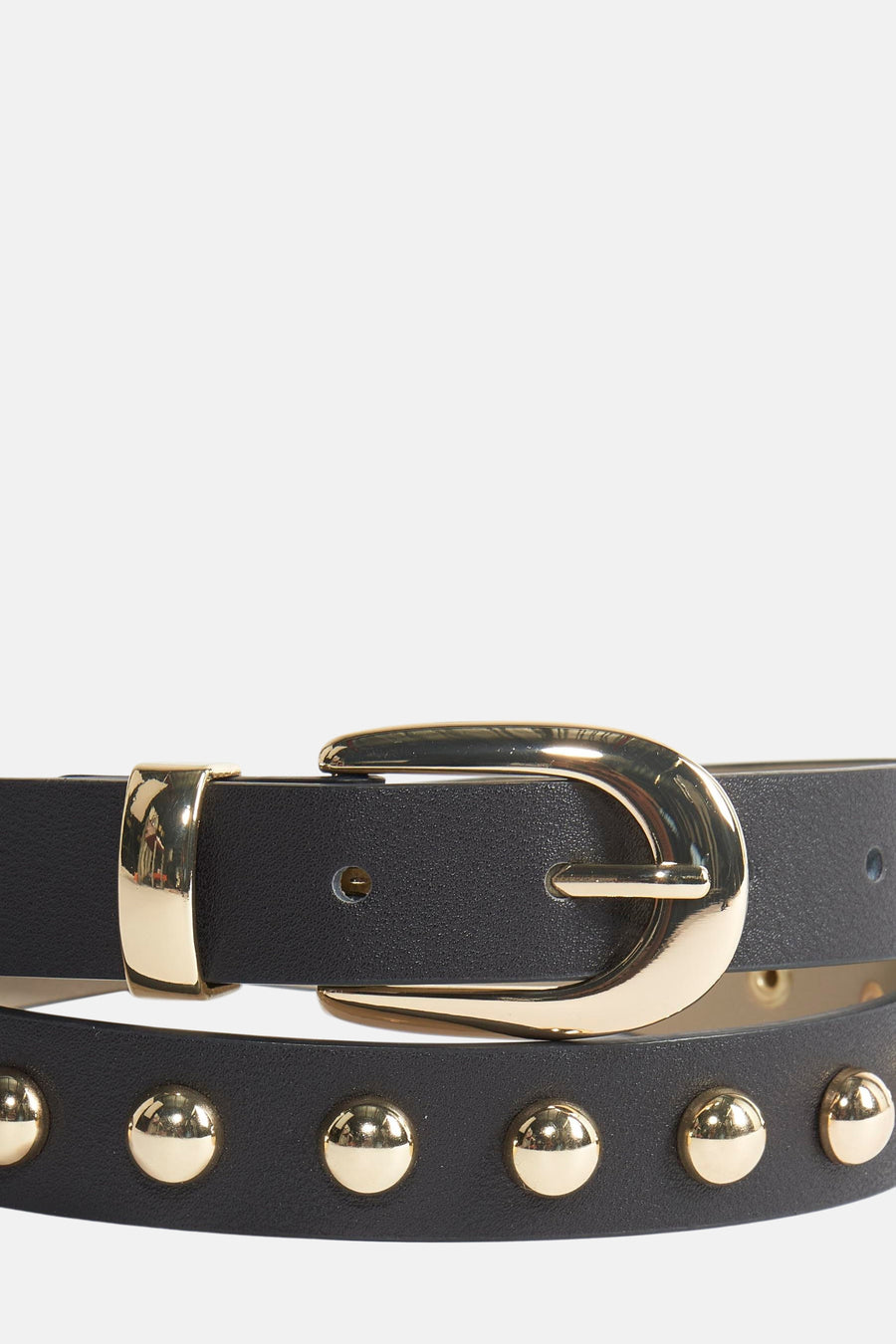 Ceinture noire ONLY® à clous dorés, vue de près.