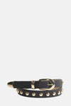 ONLY® zwarte riem met gouden studs, close-up.