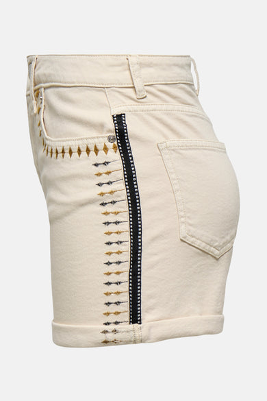Short beige by ONLY®, orné de broderies ethniques et d'une bande décorative noire, vue de côté.