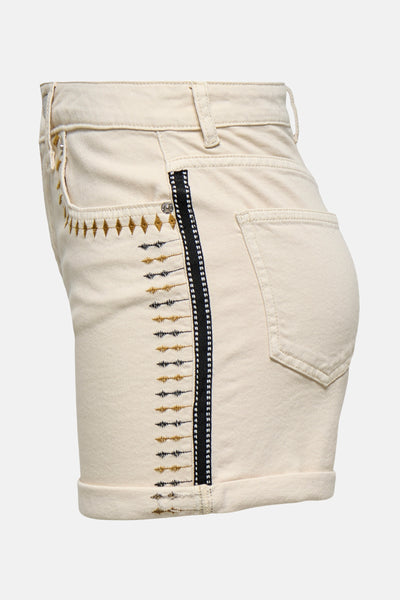 Short beige by ONLY®, orné de broderies ethniques et d'une bande décorative noire, vue de côté.