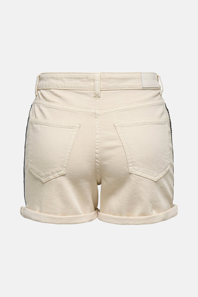Short beige de ONLY, avec poches arrière et revers roulés sur les jambes.