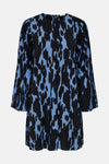 Blauwe jurk met lange mouwen van JDY, met een all-over zwart abstract patroon.