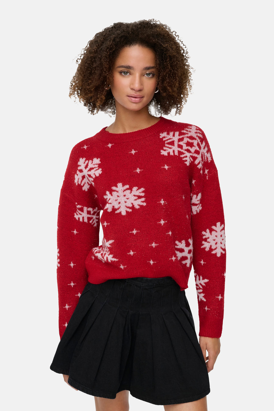 Pull rouge à col rond de ONLY®, avec des motifs de flocons de neige blancs.