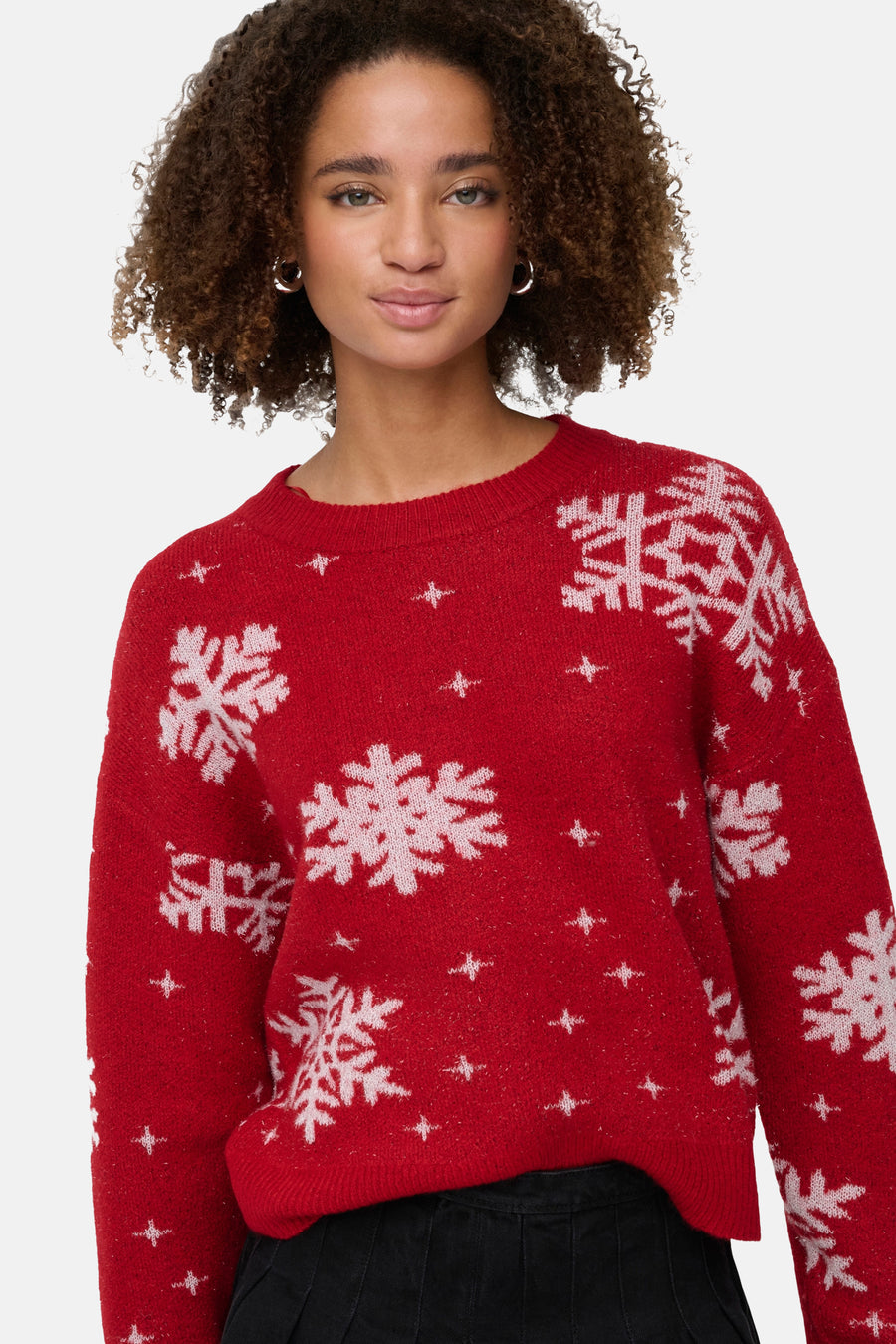 Pull à col rond rouge de ONLY®, avec motif de flocons de neige blancs.