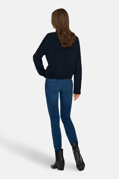 Blauwe textuurcardigan van JDY, gedragen met een blauwe jeans en zwarte enkellaarsjes, achterzicht.