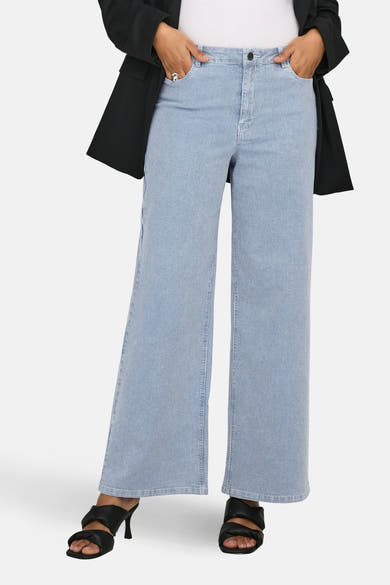 Pantalon denim bleu clair à rayures by ONLY, coupe ample avec blazer noir et chaussures à talons.