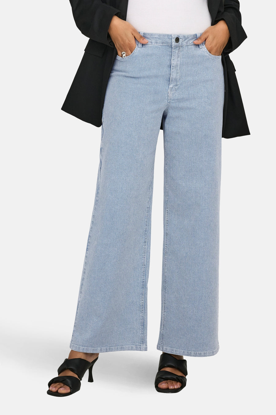Pantalon denim bleu clair à rayures by ONLY, coupe ample avec blazer noir et chaussures à talons.
