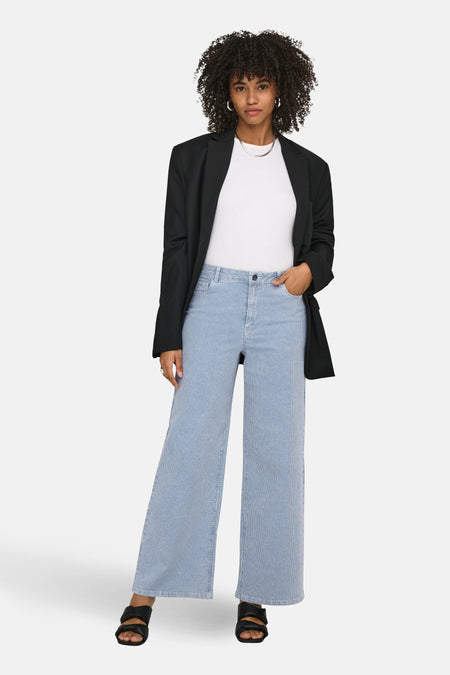 Pantalon en denim bleu clair, par ONLY®, à rayures verticales et coupe large.