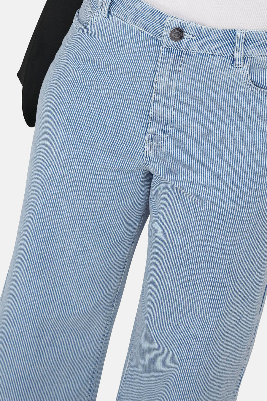 Pantalon en denim bleu clair de ONLY, avec des rayures blanches verticales et une braguette boutonnée visible.
