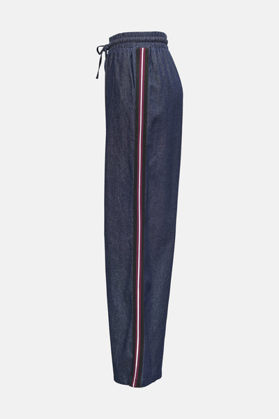 Pantalon en denim bleu foncé par ONLY, avec rayure latérale blanche et rouge sur fond bleu marine.