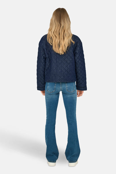 Veste courte en denim bleu foncé de ONLY®, matelassée et portée avec un jean bleu évasé.