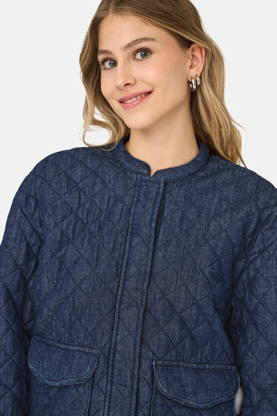 Veste courte en denim bleu foncé de ONLY, matelassée avec motif losanges.