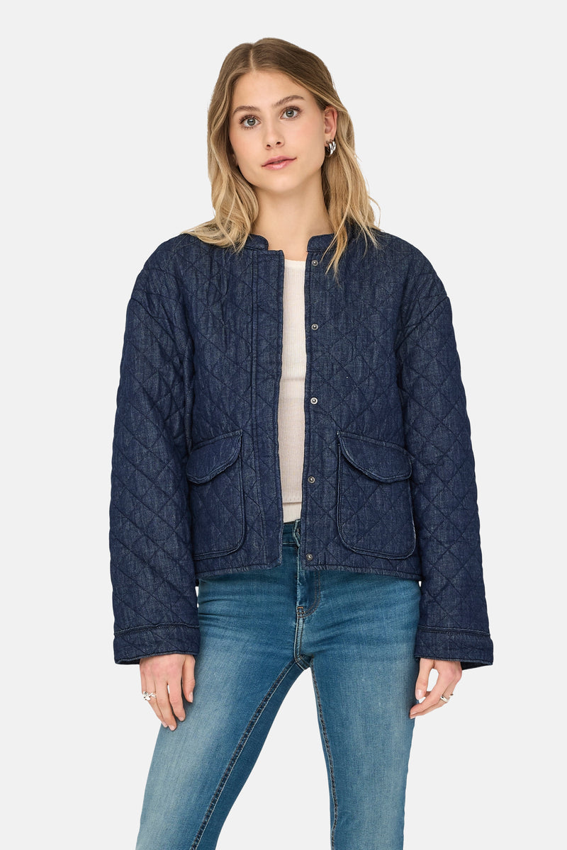 Kort donkerblauw spijkerjack van ONLY, met doorgestikt ruitpatroon, van achteren gezien.
