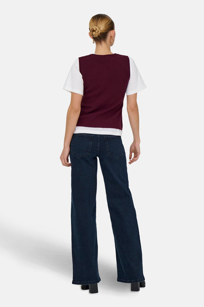 Bordeaux hemdje van JDY, gedragen met een wit T-shirt en een wijd uitlopende donkerblauwe jeans, achtergezicht.