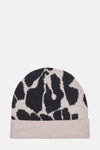 Bonnet multicolore de JDY avec un motif tacheté noir et beige sur une maille douce.
