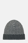 Bonnet gris de JDY avec un motif à chevrons blanc et gris sur fond uni.