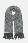 Écharpe grise à chevrons par JDY, avec des franges grises à chaque extrémité.
