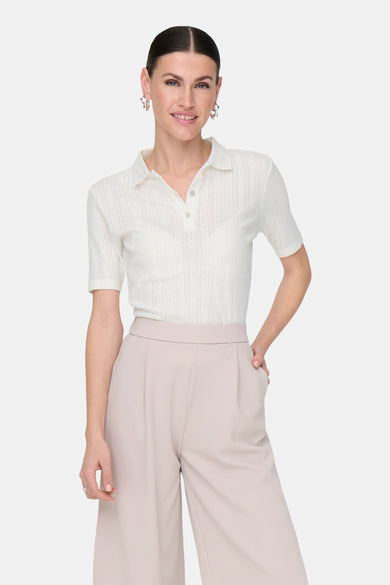 Wit poloshirt met korte mouwen van JDY, met een ajourpatroon en gedragen met een wijde beige broek.
