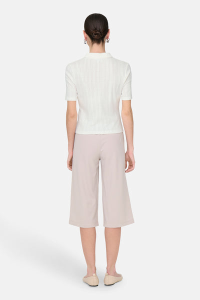 Wit poloshirt met korte mouwen van JDY, met geribbelde textuur en gedragen met een beige capribroek.
