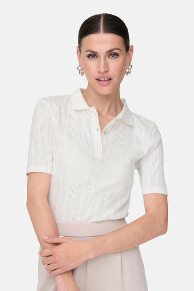 Wit poloshirt met korte mouwen van JDY met ajourpatroon, gedragen met een beige rok.