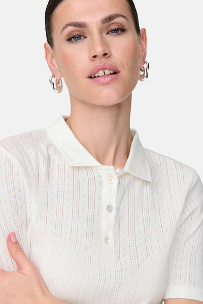 Wit poloshirt met korte mouwen van JDY met ajourpatroon, klassieke kraag en knoopsluiting.