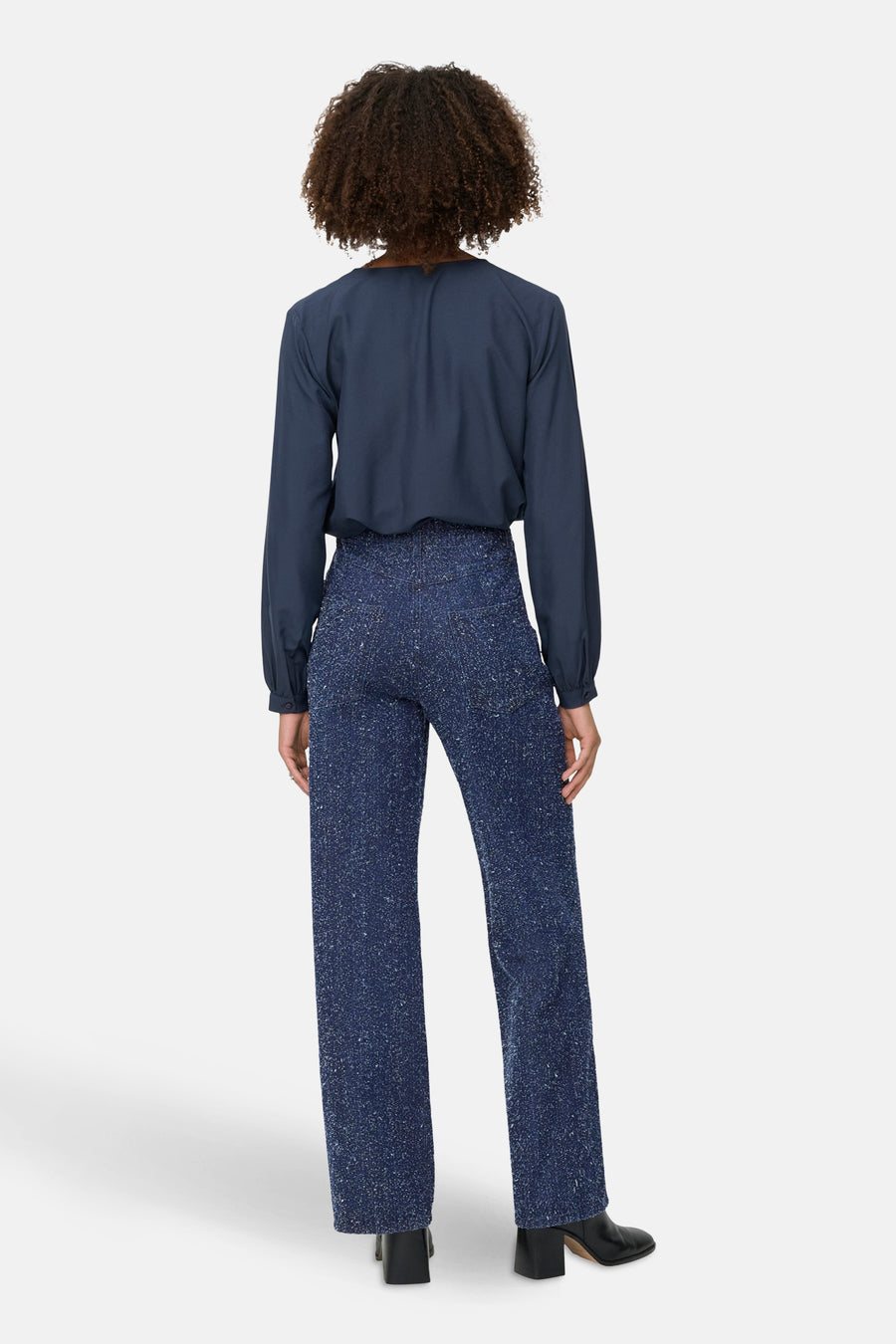Gekleurde blauwe jeans van JDY, rechte pasvorm, gespikkeld textuurdetail, gedragen met een marineblauw overhemd.