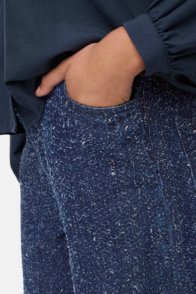 Gekleurde blauwe jeans van JDY, met een gespikkeld textuur, gedragen met een marineblauw topje.