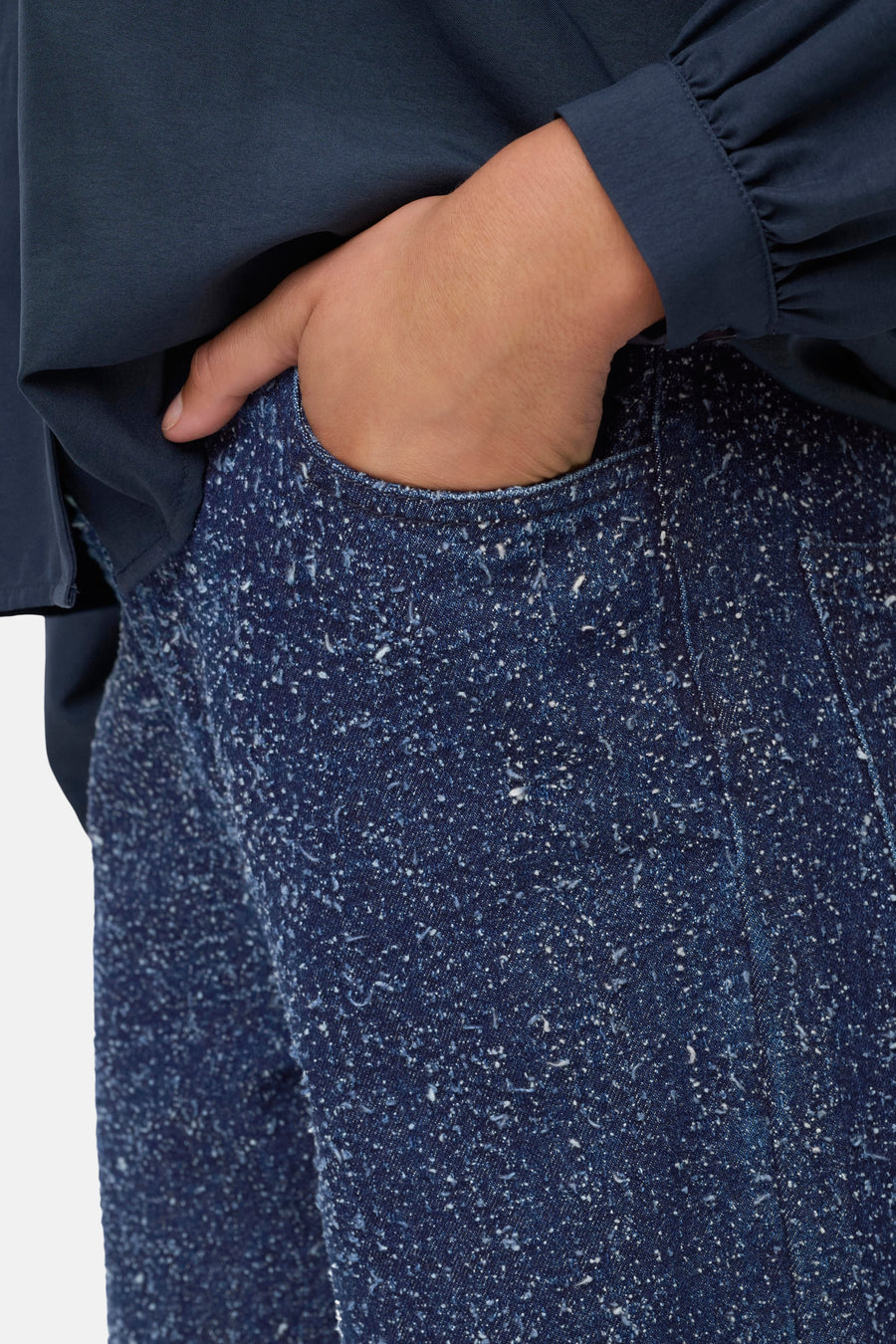 Gekleurde blauwe jeans van JDY, met een gespikkeld textuur, gedragen met een marineblauw topje.