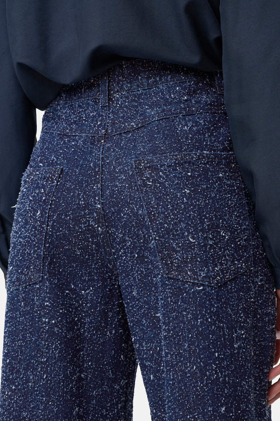 Gekleurde blauwe jeans van JDY, met gespikkeld textuur en zichtbare achterzakken.
