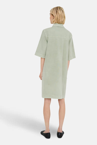 Saliegroene jurk met korte mouwen van ONLY, van achteren gezien, gedragen met zwarte platte schoenen.