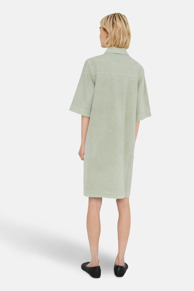 Robe vert sauge à manches courtes de ONLY, vue de dos, portée avec des chaussures plates noires.
