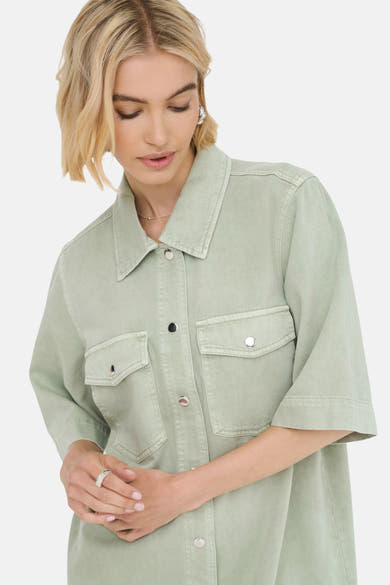 Groene jurk met korte mouwen van ONLY, met klepzakken en zilveren drukknoppen.