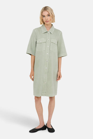Robe verte à manches courtes de ONLY, avec poches poitrine plaquées et fermeture boutonnée sur le devant.