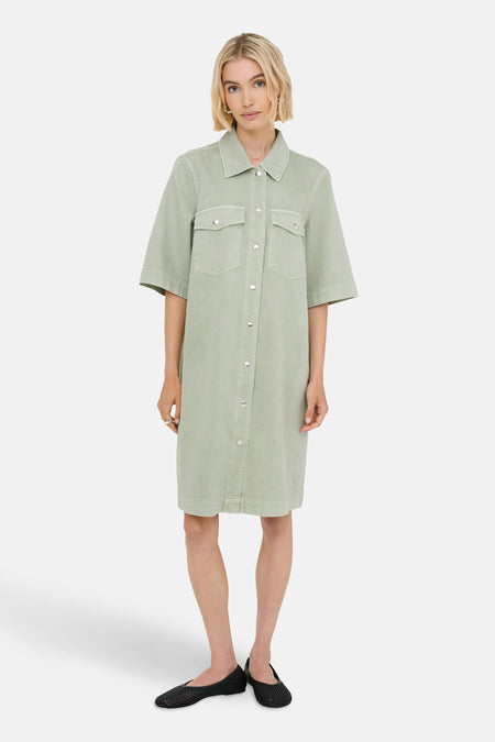 Groene jurk met korte mouwen van ONLY, met opgestikte borstzakken en knoopsluiting aan de voorkant.
