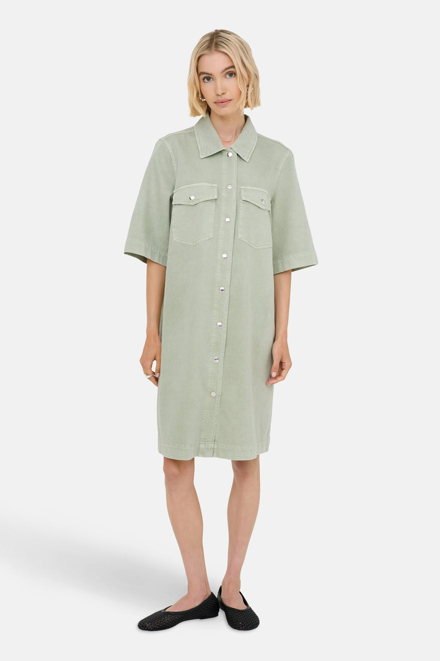 Groene jurk met korte mouwen van ONLY, met opgestikte borstzakken en knoopsluiting aan de voorkant.
