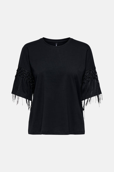 Zwart T-shirt van ONLY met macramé franjedetails op de korte mouwen.