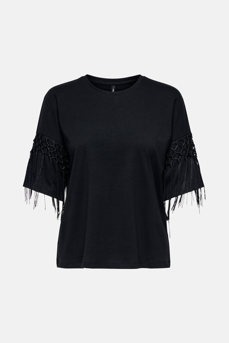 T-shirt noir de ONLY avec détails de franges macramé aux manches courtes.
