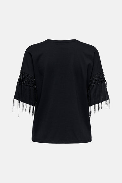 Zwart T-shirt van ONLY, met macramédetails en franjes aan de mouwen.