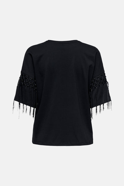 Zwart T-shirt van ONLY, met macramédetails en franjes aan de mouwen.