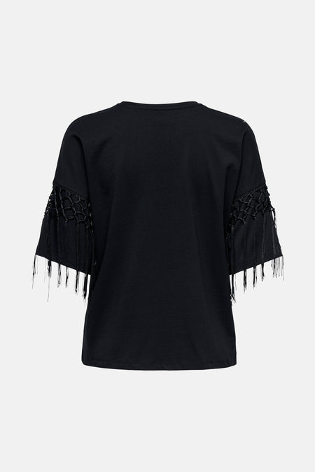 T-shirt noir de ONLY, avec détails macramé et franges aux manches.
