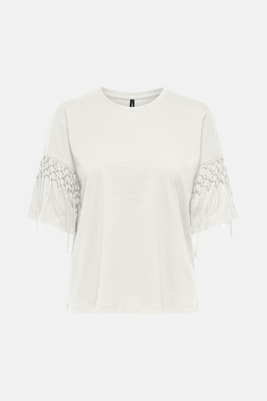 Wit T-shirt van ONLY met mouwen versierd met macramédetails en franjes, achterzicht.