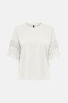 Wit T-shirt van ONLY met mouwen versierd met macramédetails en franjes, achterzicht.