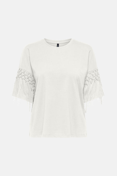 Wit T-shirt van ONLY met mouwen versierd met macramédetails en franjes, achterzicht.