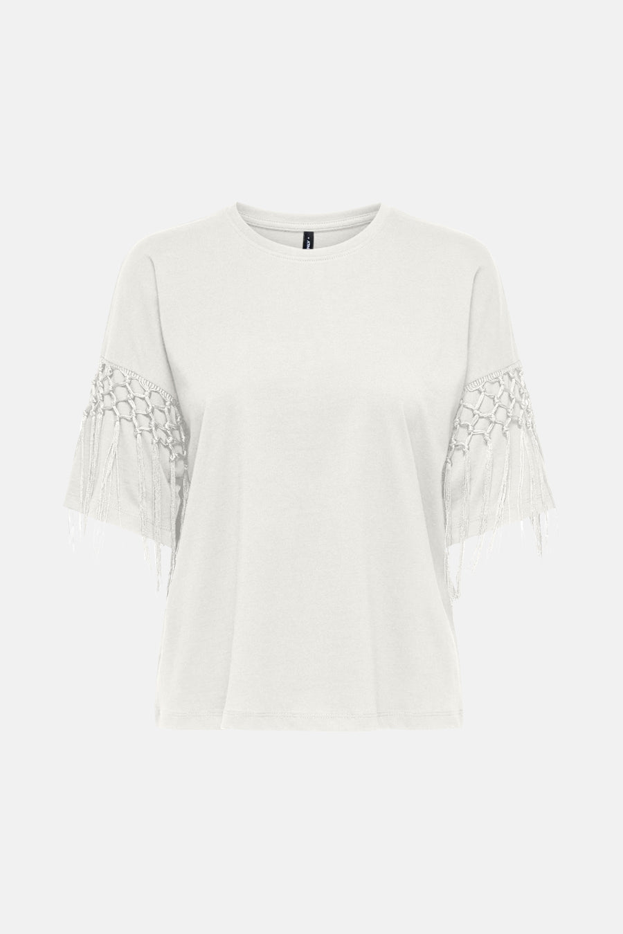 Wit T-shirt van ONLY met mouwen versierd met macramédetails en franjes, achterzicht.